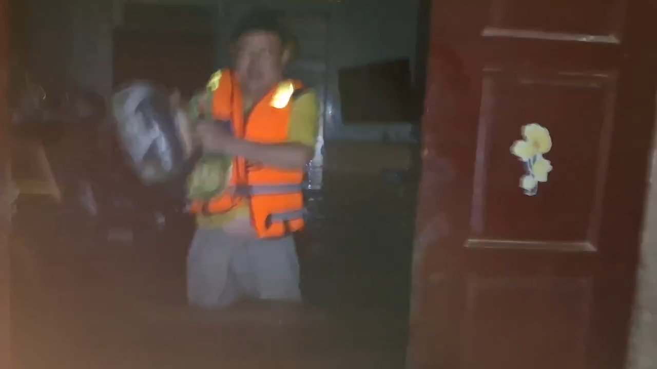 Công an quận Đồ Sơn giúp người cao tuổi ra khỏi nơi bị lụt